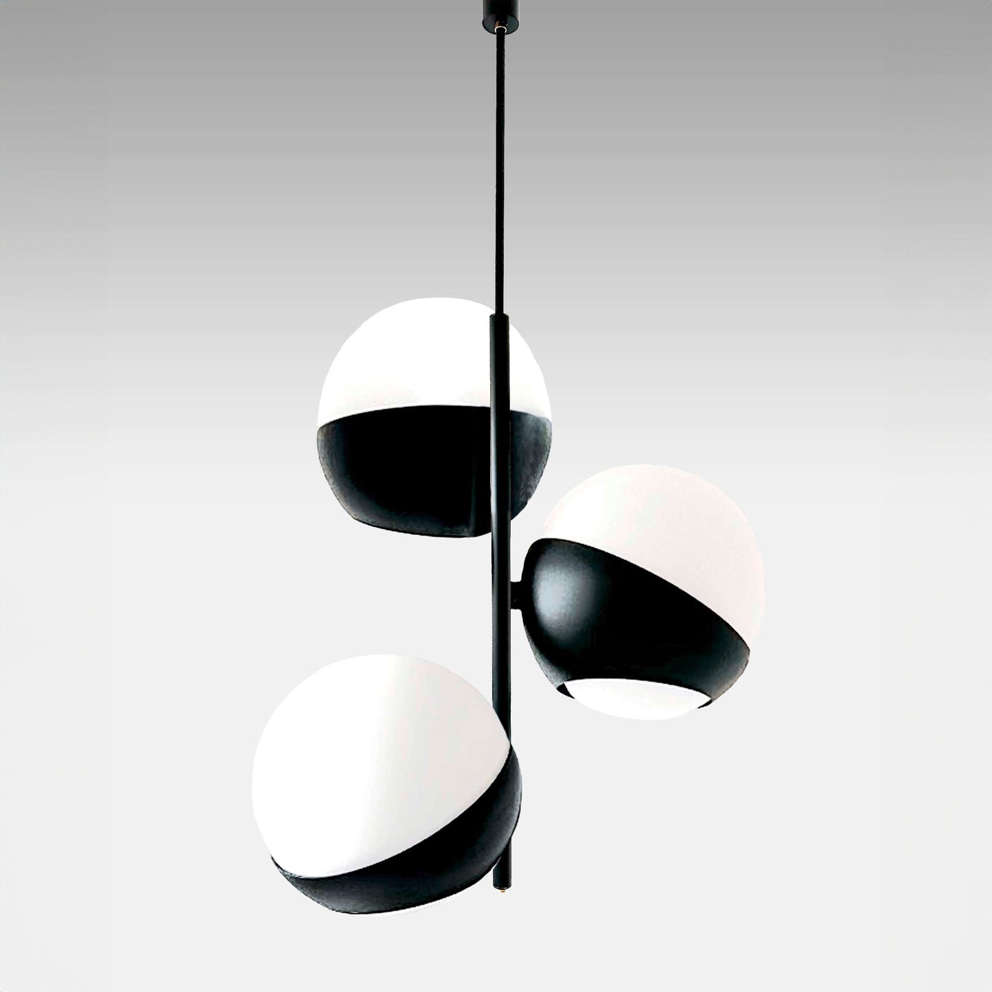 Lampada a sospensione ATOLLO-2 nera con 3 sfere vetro Murano bianco, design moderno e minimale, vista frontale