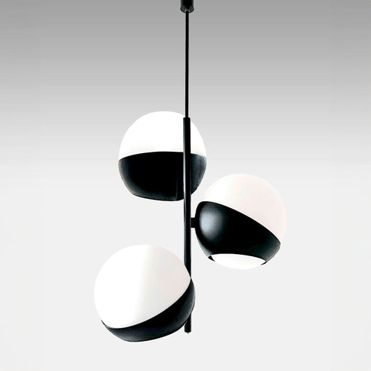 Lampada a sospensione ATOLLO-2 nera con 3 sfere vetro Murano bianco, design moderno e minimale, vista frontale