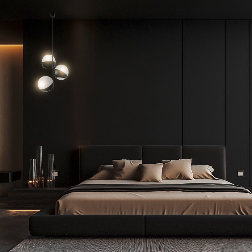 Lampada ATOLLO-2 sopra comodino in camera hotel moderna, nero e beige, 3 sfere vetro Murano bianco, design elegante