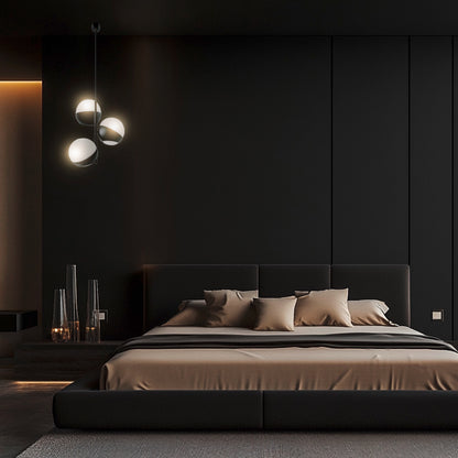 Lampada ATOLLO-2 sopra comodino in camera hotel moderna, nero e beige, 3 sfere vetro Murano bianco, design elegante