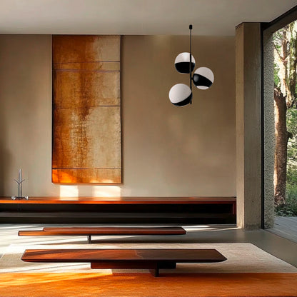 Lampada ATOLLO-2 in soggiorno moderno minimal con arredi neutri, 3 sfere vetro Murano, struttura in ottone nero