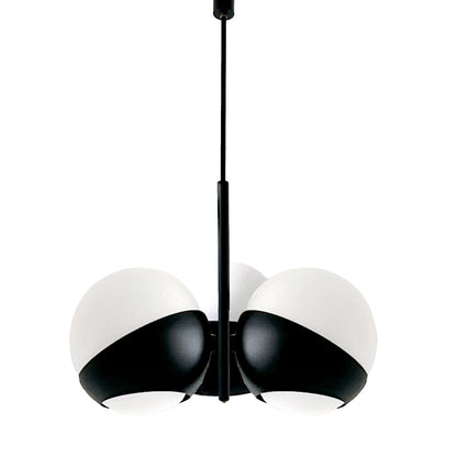 Lampada ATOLLO-3 a sospensione in ottone nero opaco con tre sfere in vetro Murano bianco, design moderno e minimale. Vista frontale su fondo bianco.