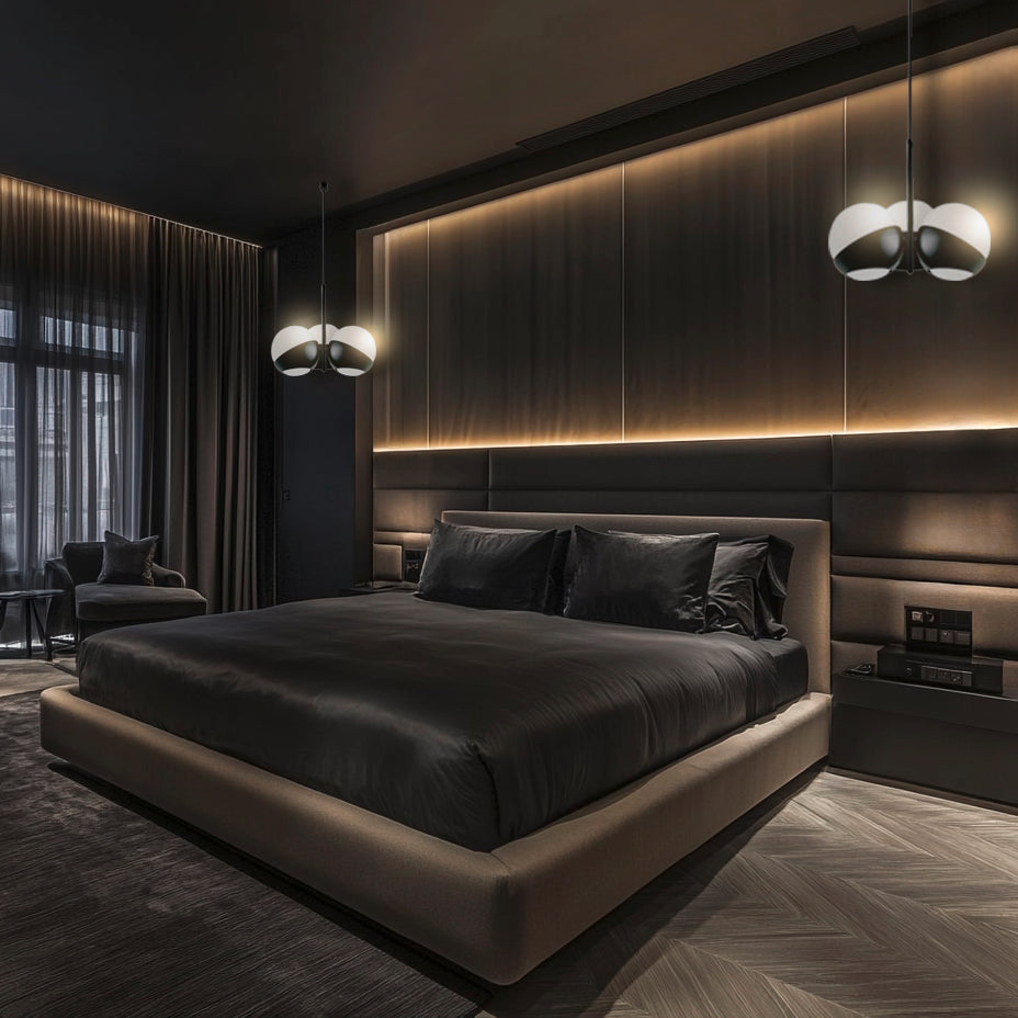 Due lampade ATOLLO-3 nere sospese sopra comodini in camera hotel moderna, stile minimale con toni neri e beige.