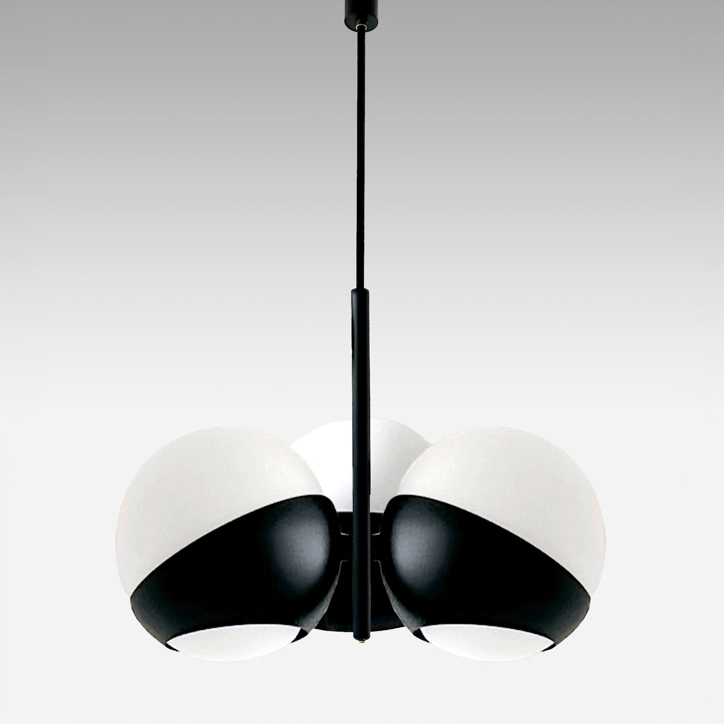 Lampada ATOLLO-3 a sospensione in ottone nero opaco con tre sfere in vetro Murano bianco, design moderno e minimale. Vista frontale.