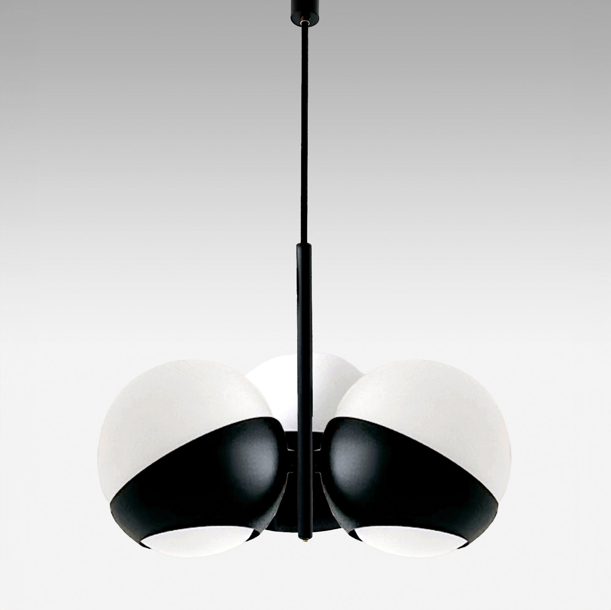 Lampada ATOLLO-3 a sospensione in ottone nero opaco con tre sfere in vetro Murano bianco, design moderno e minimale. Vista frontale.