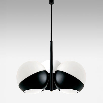 Lampada ATOLLO-3 a sospensione in ottone nero opaco con tre sfere in vetro Murano bianco, design moderno e minimale. Vista frontale.