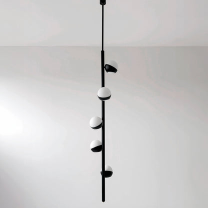 CRYSTAL TUBE lampada a sospensione moderna in ottone nero con 5 sfere di vetro Murano bianche, vista frontale completa.