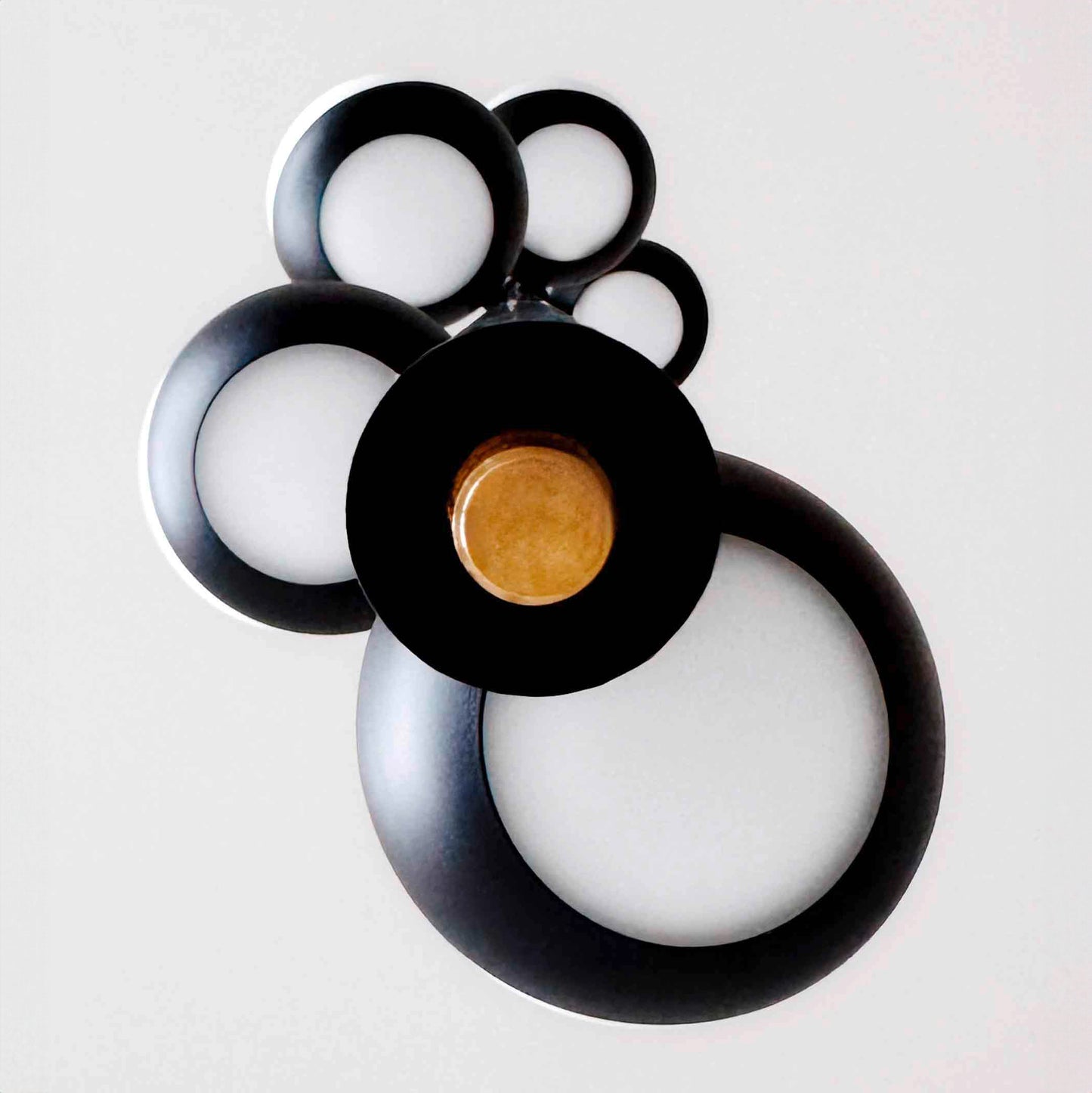 CRYSTAL TUBE lampada a sospensione in ottone nero, vista dal basso di sfere vetro Murano bianco, stile moderno e minimale.