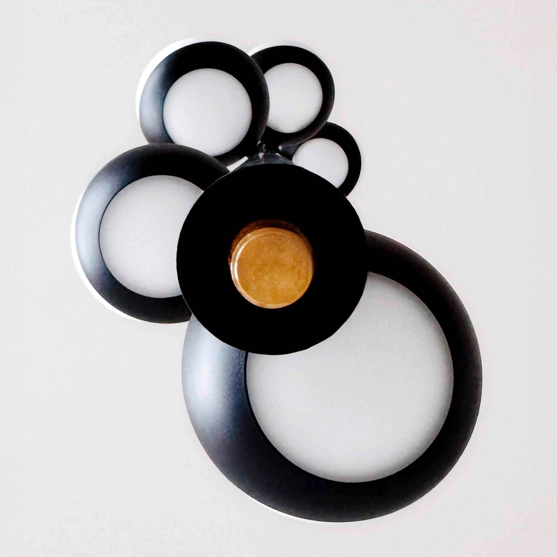 CRYSTAL TUBE lampada a sospensione in ottone nero, vista dal basso di sfere vetro Murano bianco, stile moderno e minimale.