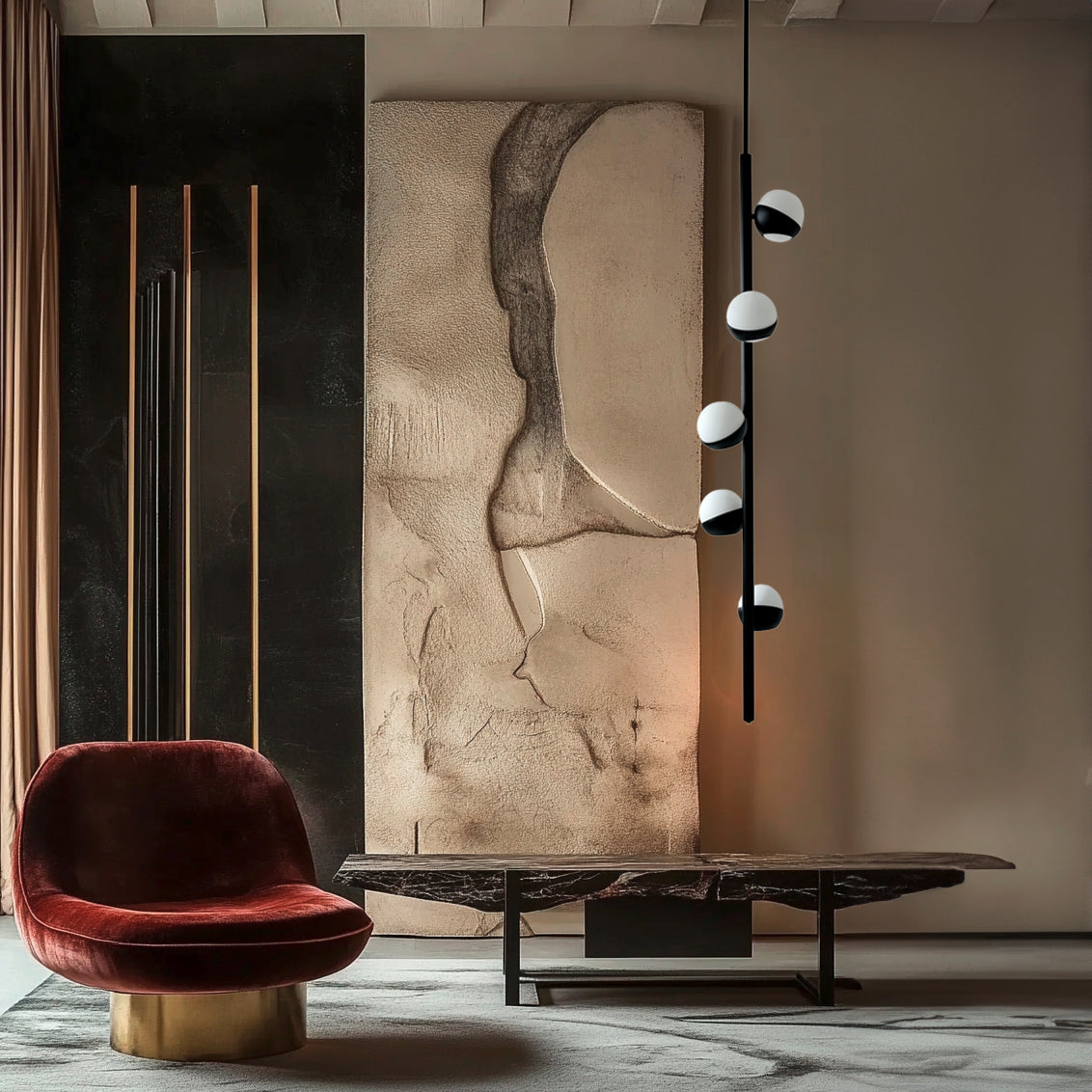 Lampada a sospensione CRYSTAL TUBE in ottone nero e vetro Murano sopra tavolino con poltrona, angolo lettura, design minimale