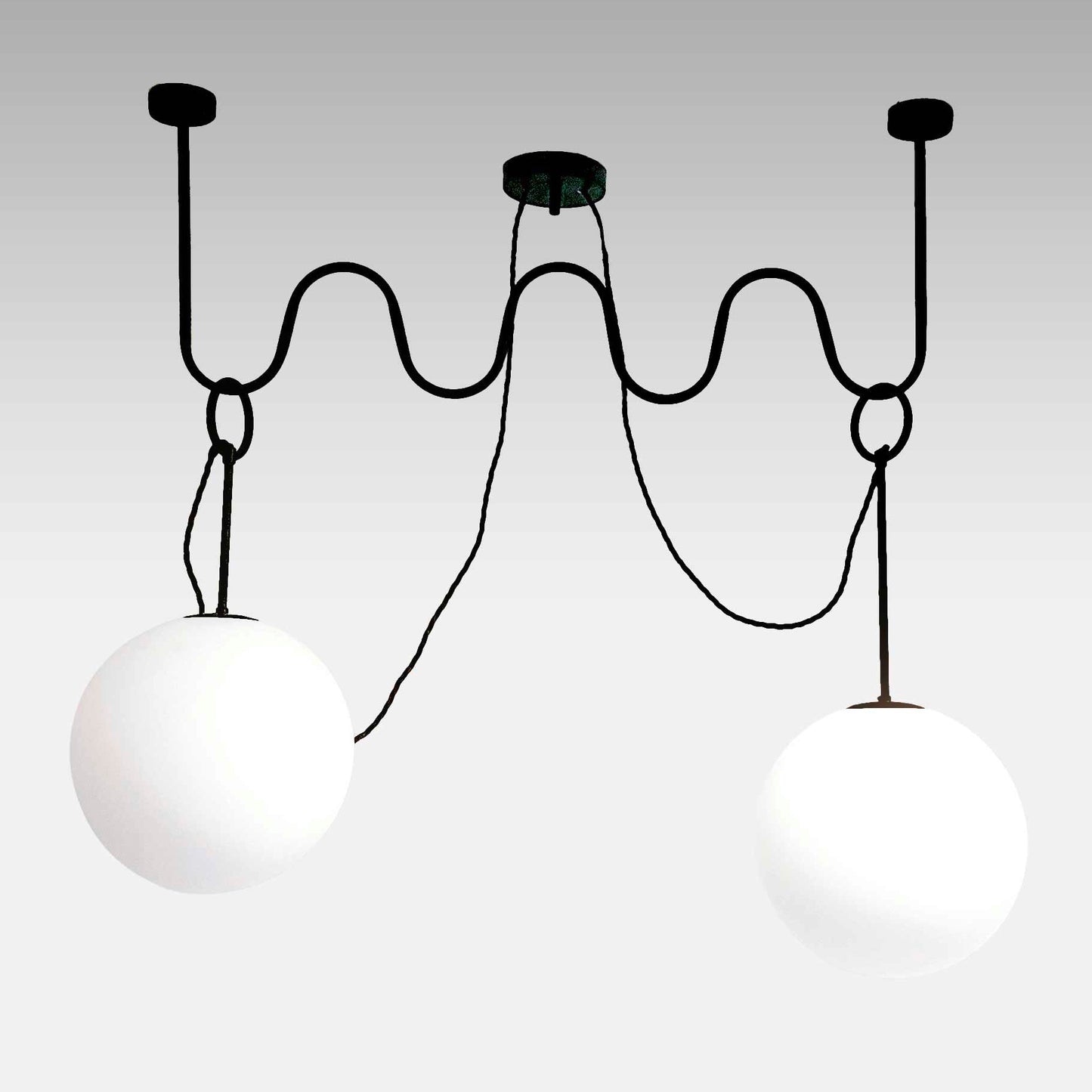 Lampada a sospensione THUNDERGLASS in ottone nero opaco con sfere in vetro Murano bianco, design moderno, vista frontale.