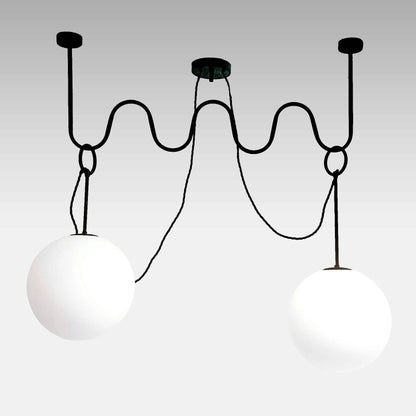Lampada a sospensione THUNDERGLASS in ottone nero opaco con sfere in vetro Murano bianco, design moderno, vista frontale.