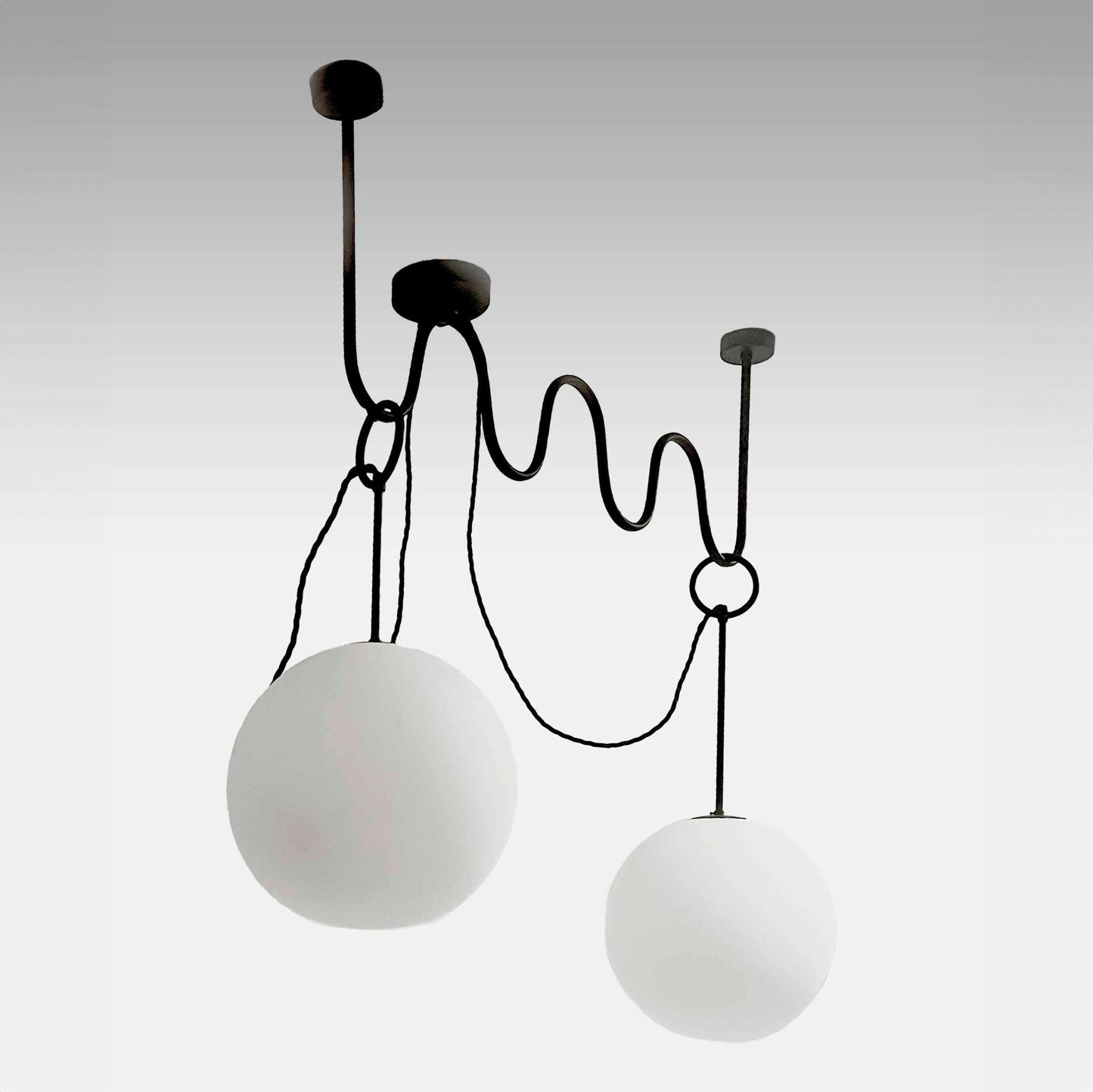 THUNDERGLASS lampada a sospensione in ottone nero con sfere vetro Murano bianche, design ondulato, vista angolata 3/4.