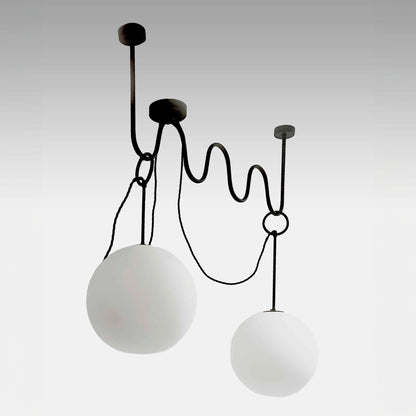 THUNDERGLASS lampada a sospensione in ottone nero con sfere vetro Murano bianche, design ondulato, vista angolata 3/4.